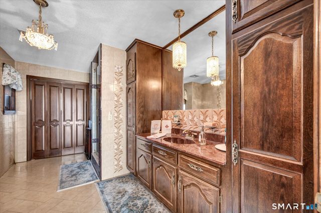 23 Crest Drive, Cromwell, CT 06416