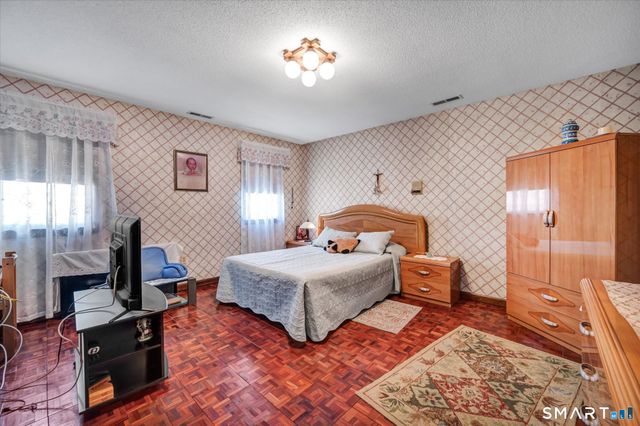 23 Crest Drive, Cromwell, CT 06416