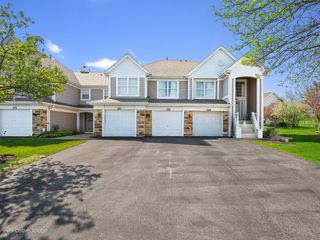 268 Arlington Court 268, Carol Stream, IL 60188