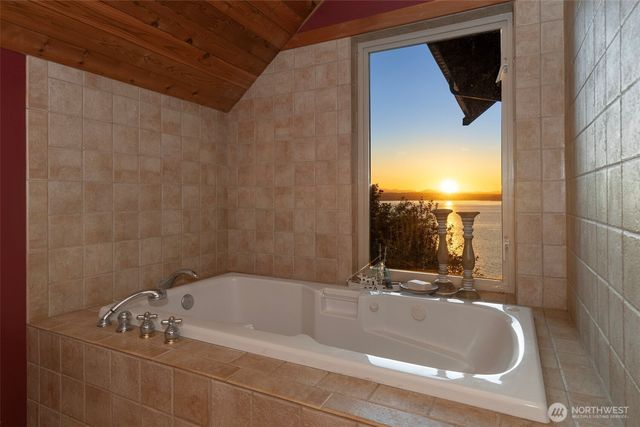 30050 Scenic Drive NE, Poulsbo, WA 98370