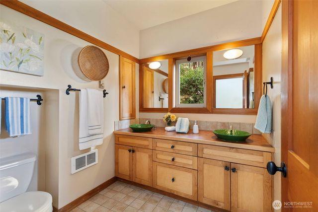 30050 Scenic Drive NE, Poulsbo, WA 98370