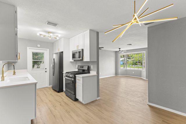 264 NE Ardsley Drive, Port St Lucie, FL 34983