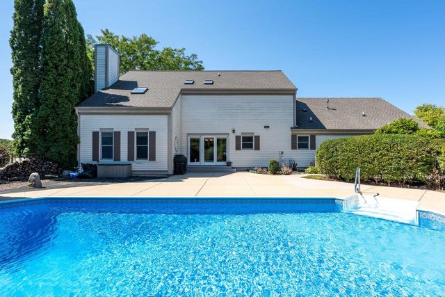 W328N3834 Range Woods DRIVE, Nashotah, WI 53058