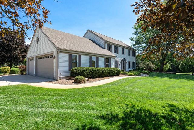 W328N3834 Range Woods DRIVE, Nashotah, WI 53058