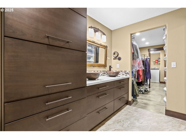 801 S PARK St, Carlton, OR 97111
