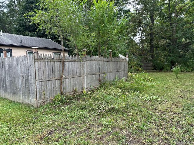 313 W Ruth Avenue, Flint, MI 48505