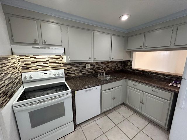 8000 Fairview Dr 102, Tamarac, FL 33321