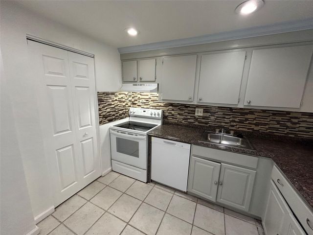 8000 Fairview Dr 102, Tamarac, FL 33321