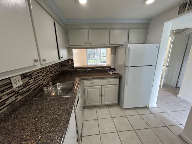 8000 Fairview Dr 102, Tamarac, FL 33321