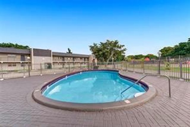 8000 Fairview Dr 102, Tamarac, FL 33321