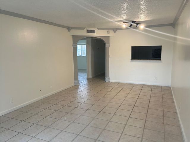 8000 Fairview Dr 102, Tamarac, FL 33321