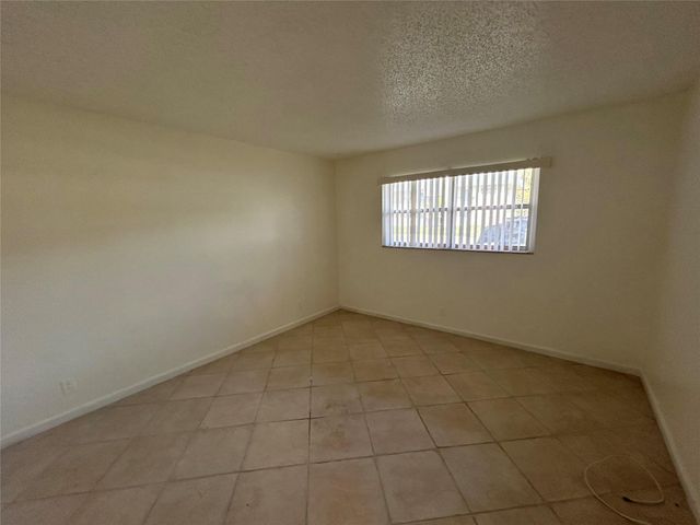 8000 Fairview Dr 102, Tamarac, FL 33321