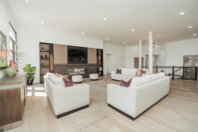 700 N Farm Road 193, Springfield, MO 65802