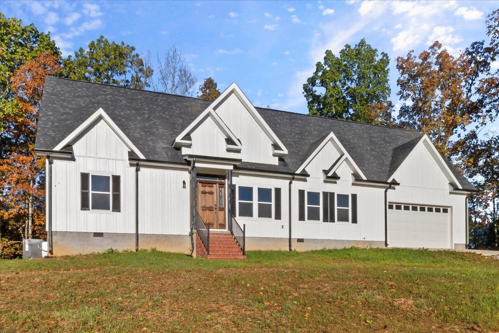 975 Weakley Creek Road, Lawrenceburg, TN 38464