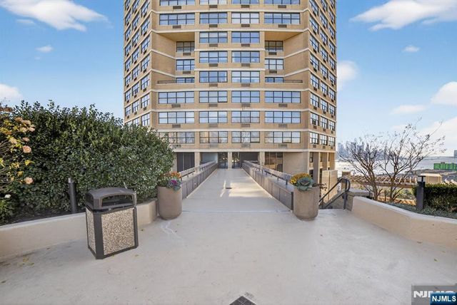 7002 JFK Blvd E 42B, Guttenberg, NJ 07093