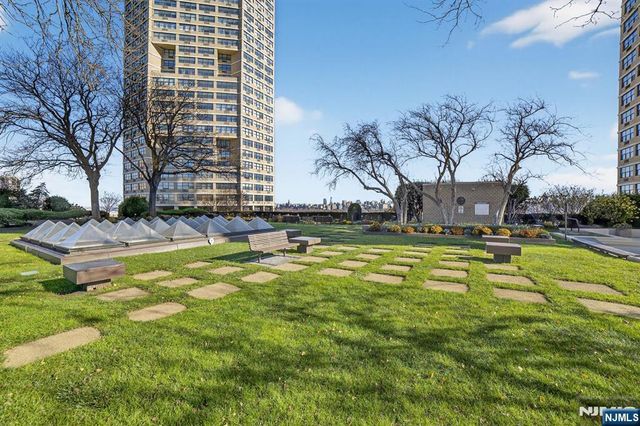 7002 JFK Blvd E 42B, Guttenberg, NJ 07093