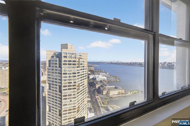 7002 JFK Blvd E 42B, Guttenberg, NJ 07093