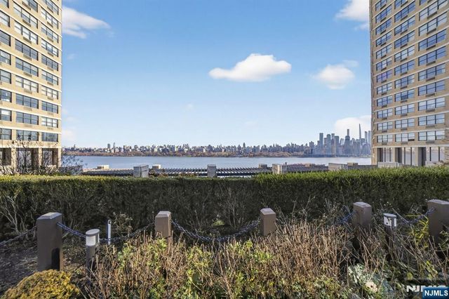 7002 JFK Blvd E 42B, Guttenberg, NJ 07093