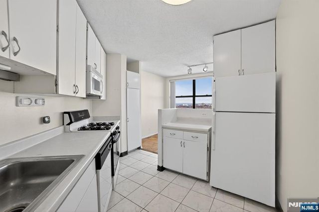 7002 JFK Blvd E 42B, Guttenberg, NJ 07093