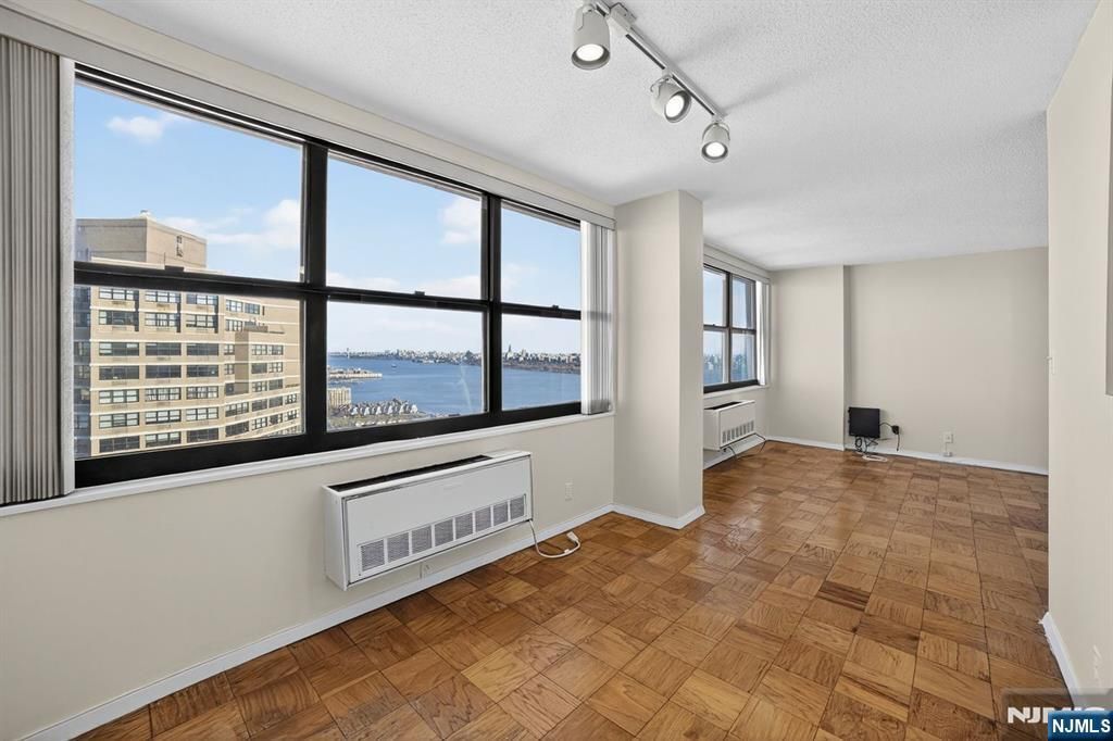 7002 JFK Blvd E 42B, Guttenberg, NJ 07093