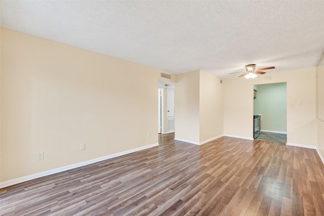3919 Fairmont Parkway 195, Pasadena, TX 77504