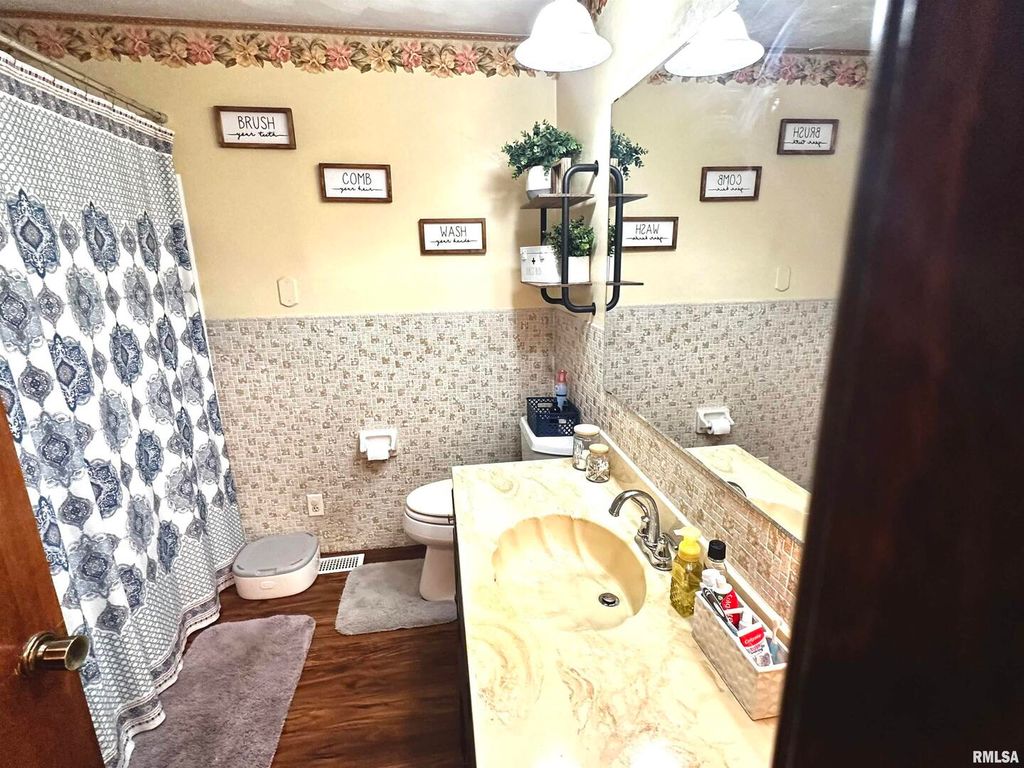 Image 12 of property listing at 1340 E 6TH Street, Centralia, IL 62801