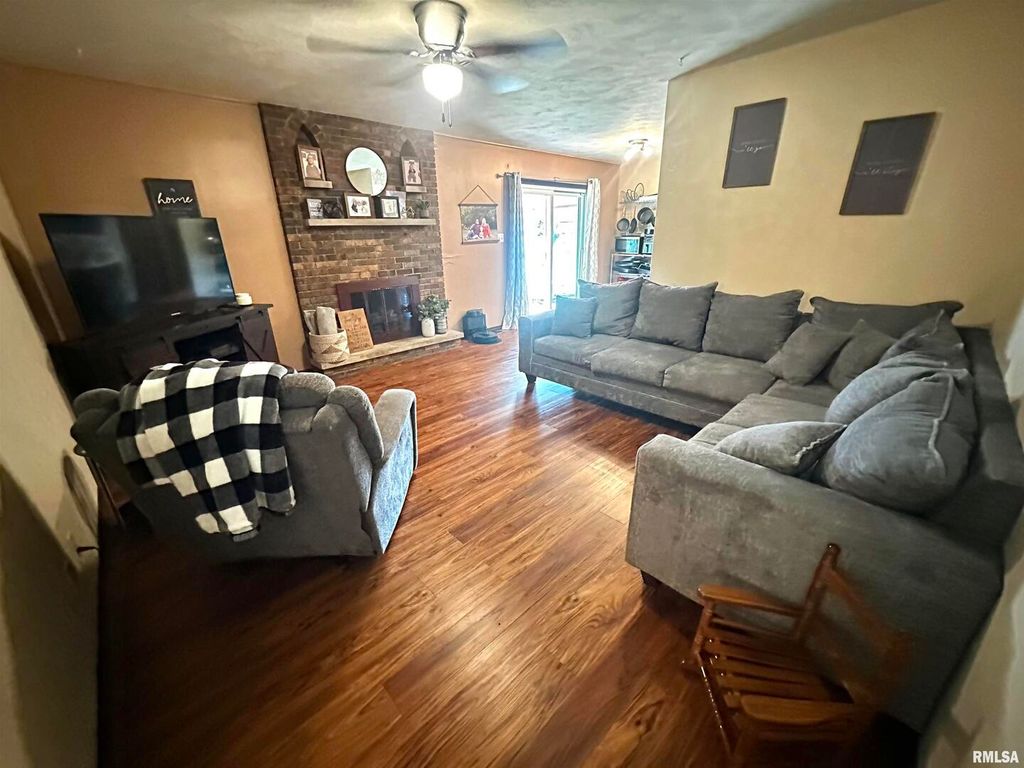 Image 3 of property listing at 1340 E 6TH Street, Centralia, IL 62801