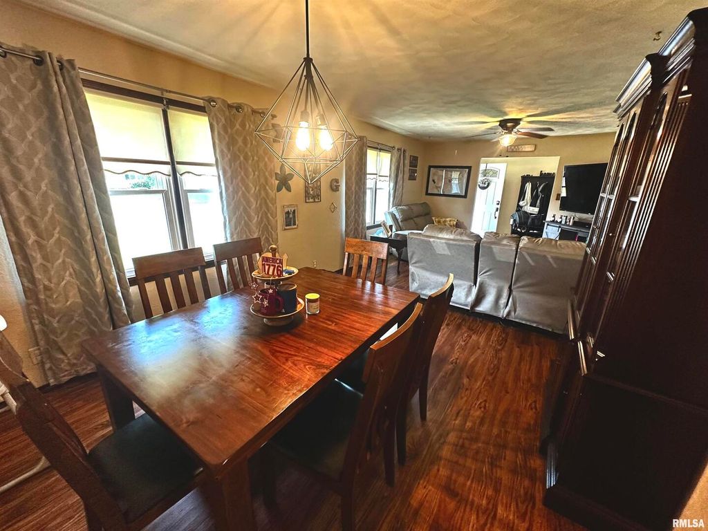 Image 7 of property listing at 1340 E 6TH Street, Centralia, IL 62801