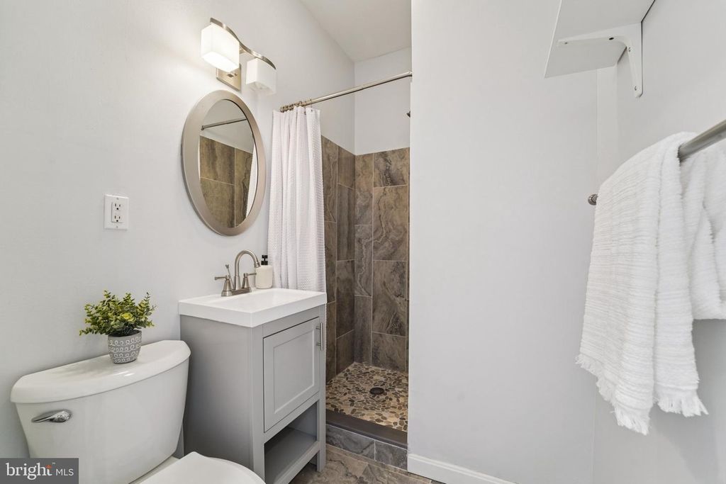 Image 13 of property listing at 616 S BELNORD AVE, Baltimore, MD 21224