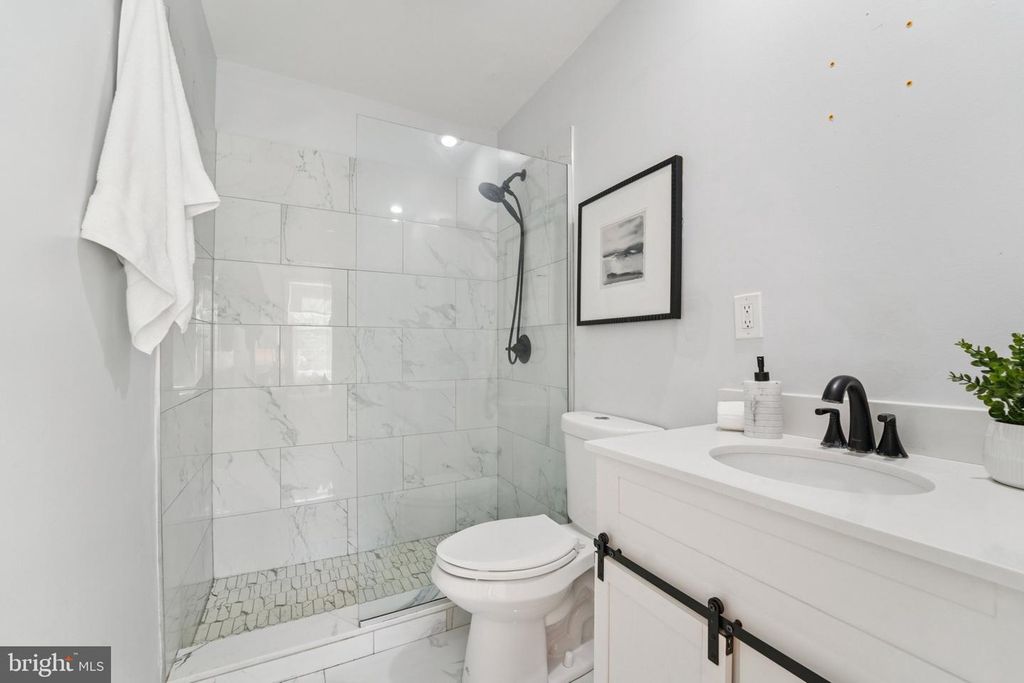 Image 15 of property listing at 616 S BELNORD AVE, Baltimore, MD 21224