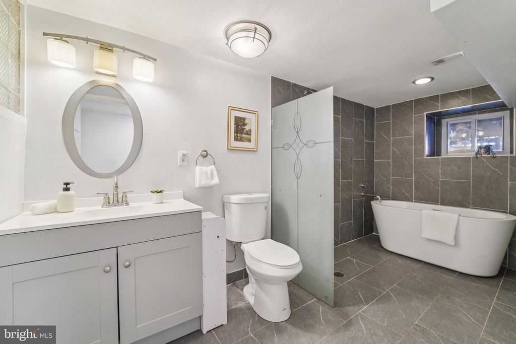 Image 19 of property listing at 616 S BELNORD AVE, Baltimore, MD 21224