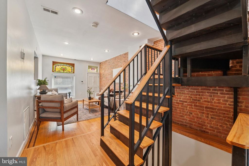 Image 4 of property listing at 616 S BELNORD AVE, Baltimore, MD 21224