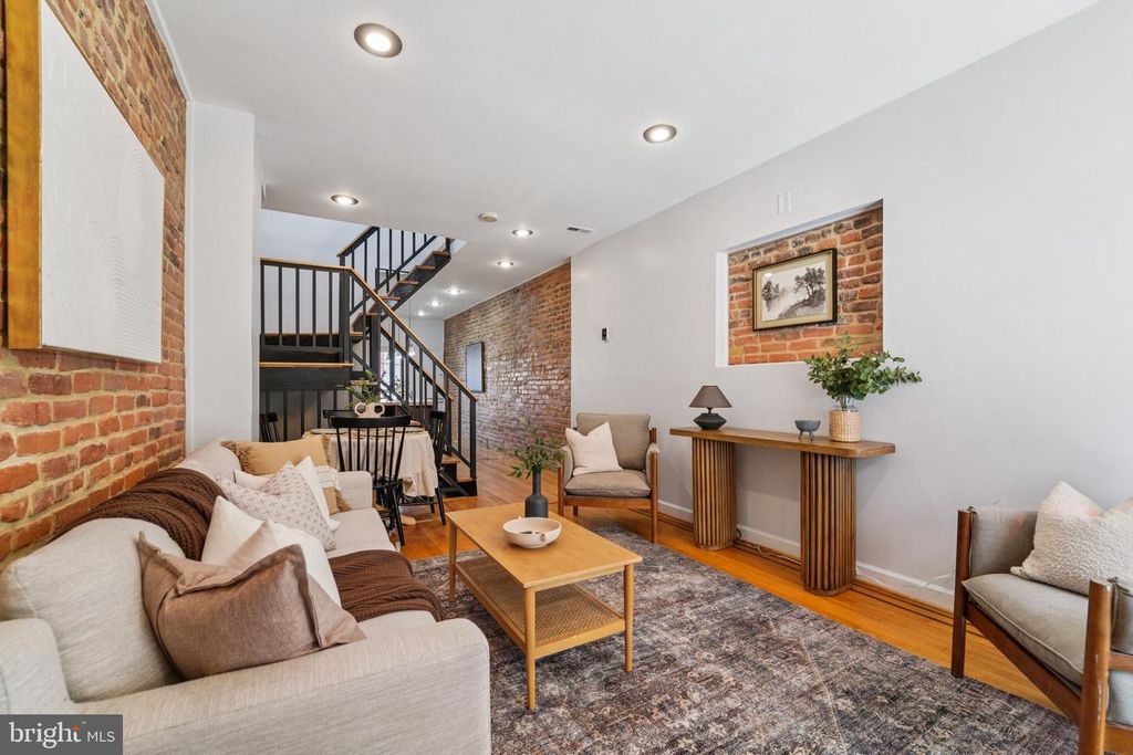 Image 5 of property listing at 616 S BELNORD AVE, Baltimore, MD 21224