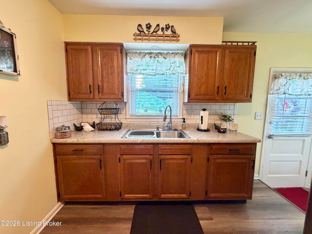 2409 Fluhr Ln, Louisville, KY 40216
