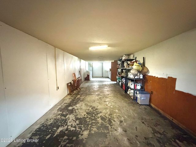 2409 Fluhr Ln, Louisville, KY 40216