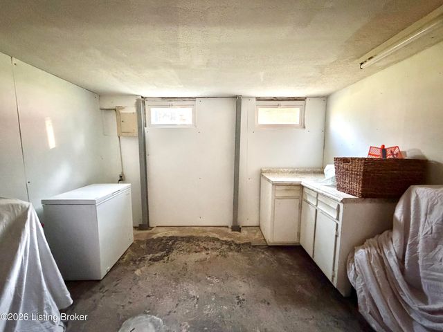 2409 Fluhr Ln, Louisville, KY 40216