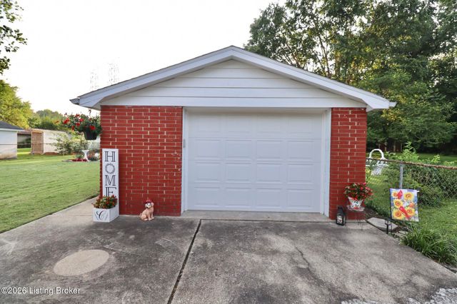 2409 Fluhr Ln, Louisville, KY 40216