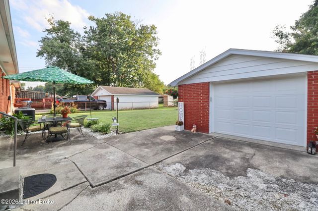 2409 Fluhr Ln, Louisville, KY 40216