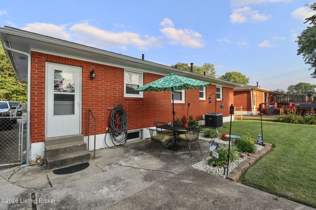 2409 Fluhr Ln, Louisville, KY 40216