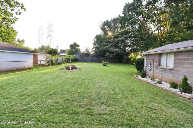 2409 Fluhr Ln, Louisville, KY 40216