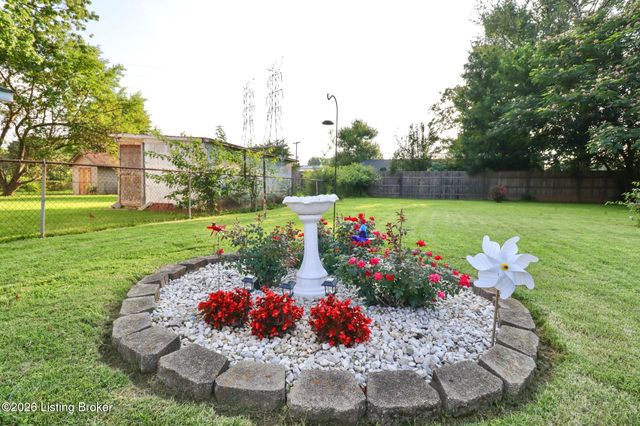 2409 Fluhr Ln, Louisville, KY 40216