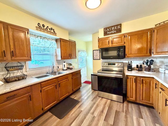 2409 Fluhr Ln, Louisville, KY 40216