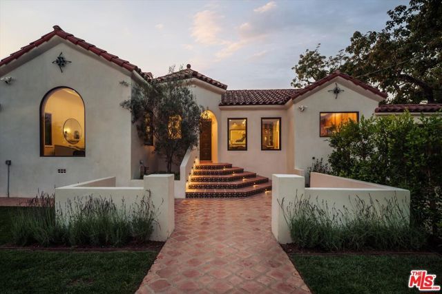 1545 N Benton Way, Los Angeles, CA 90026