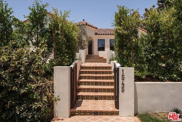 1545 N Benton Way, Los Angeles, CA 90026