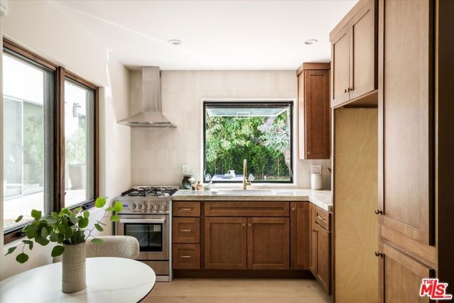 1545 N Benton Way, Los Angeles, CA 90026