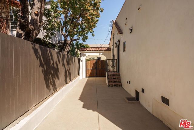 1545 N Benton Way, Los Angeles, CA 90026