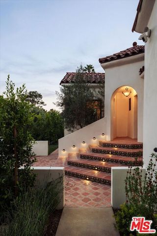 1545 N Benton Way, Los Angeles, CA 90026