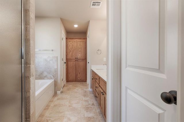 609 N Fox Way, Mustang, OK 73064