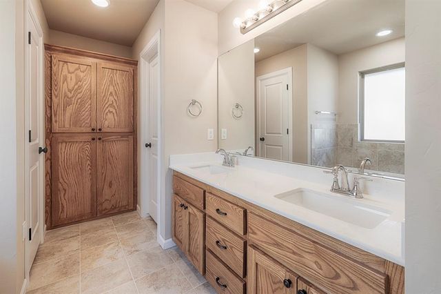 609 N Fox Way, Mustang, OK 73064