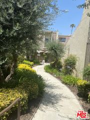 18417 Collins Street A, Tarzana (los Angeles), CA 91356